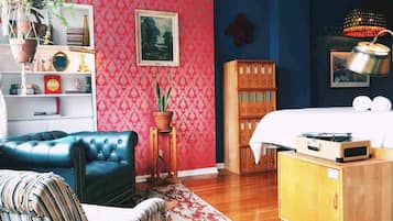 Työpöytä, silitysrauta/-lauta, Wi-Fi, vuodevaatteet