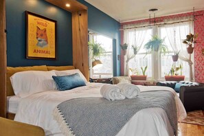 Desk, iron/ironing board, WiFi, bed sheets