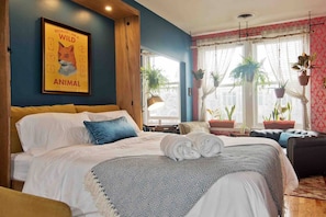 Desk, iron/ironing board, WiFi, bed sheets