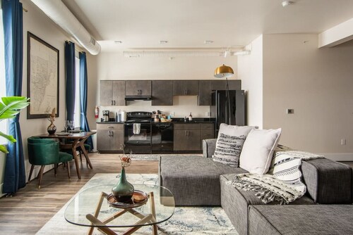 Thompson 202 · Beautiful  Luxury Loft -  Heart of Depot Town