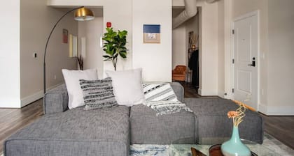 Thompson 202 · Beautiful Luxury Loft - Heart of Depot Town