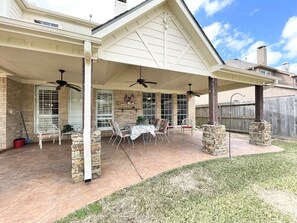 Outdoor dining - Elegant & Cozy Single-Family House Near I-10/99 Katy (Katy)