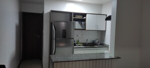 Geladeira, micro-ondas, fogão, cooktop