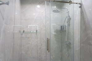 デラックス ダブルまたはツインルーム シングルベッド 2 台 | バスルーム | 浴槽、バスローブ、タオル
