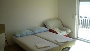 A room with two single beds, a chair, and a window. - Apartment in Duće with Seaview, Balcony, Air condition, WIFI (5060-1) (Duce)