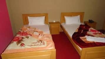 Habitación estándar con 1 cama matrimonial o 2 individuales | Tabla de planchar con plancha, wifi gratis y ropa de cama