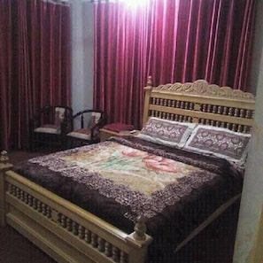 Tabla de planchar con plancha, wifi gratis y ropa de cama