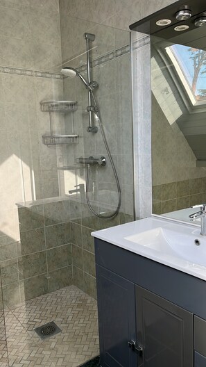 Shower - Quiet 130 m2 house with sea view (PLOUHARNEL)