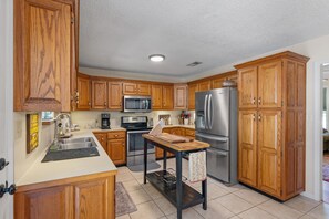Fridge, microwave, oven, stovetop - Sleeps 6 with Garden/Bar (Milton)