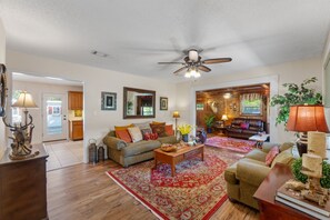 Smart TV, fireplace, books - Sleeps 6 with Garden/Bar (Milton)