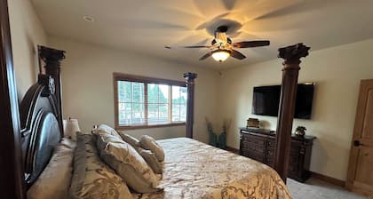 Custom built Lake Tapps Waterfront Guest house, 2 bed, 2bath, W/D