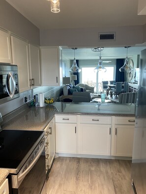 Kylskåp, mikrovågsugn, ugn och spishäll