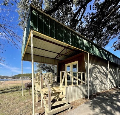 Lake View cabin #16 - Cabin with kitchen, steps from Possum Kingdom Lake