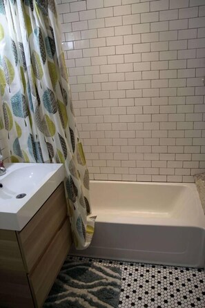 Bañera con ducha, secador de pelo