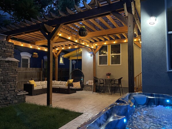 Outdoor dining - Sunnyside Up - Hottub! - Great Location! - Low Cleaning Fees! (Denver)