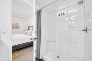 Baignoire, séchoir à cheveux, serviettes fournies, savon