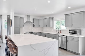 Fridge, microwave, oven, stovetop - Luxury Scottsdale Retreat. Private Pool & Hot Tub- Near Golf & Dining (Scottsdale)
