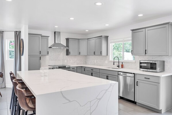 Réfrigérateur, micro-ondes, four, plaque de cuisson