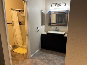 Combined shower/bathtub, hair dryer, towels, soap - Peaceful river house with lots of room inside and out (Fort Mohave)