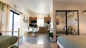 1 habitación, tabla de planchar con plancha, wifi gratis y ropa de cama