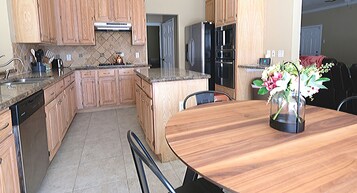 Casa grand, 5 quartos | Cozinha privada | Geladeira, micro-ondas, fogão, cooktop