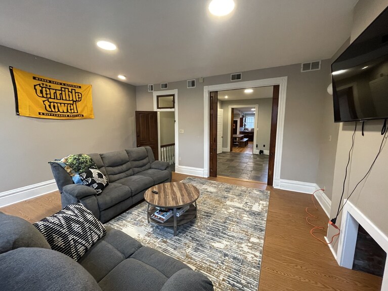 Breathtaking Spacious Pgh Skyline Loft On Carson Street - Pittsburgh, PA