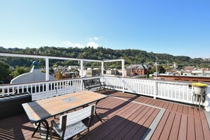 Outdoor dining - Breathtaking Spacious PGH Skyline Loft On Carson Street (Pittsburgh)