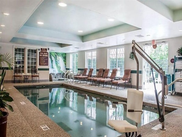 Alberca techada y alberca al aire libre