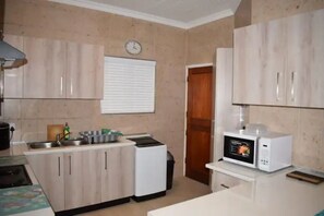 Private kitchen - Wavecrest Apartment (Gqeberha)
