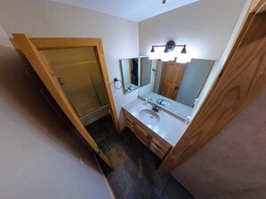 Tina con regadera, secadora de cabello, toallas, jabón 