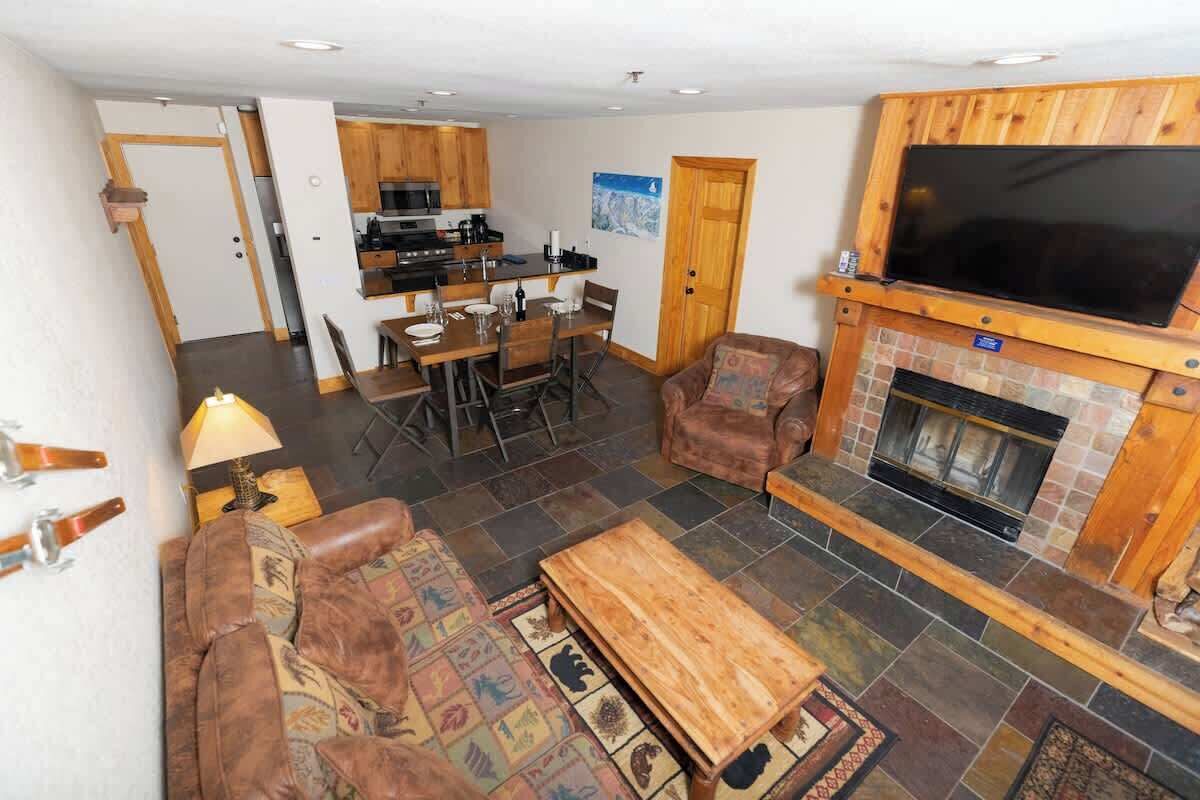 Älytelevisio, takka, työhuone