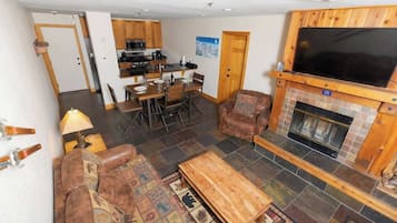 Älytelevisio, takka, työhuone