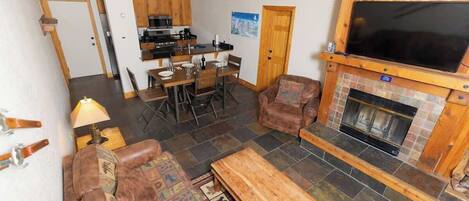 TV connectée, cheminée, espaces bureaux