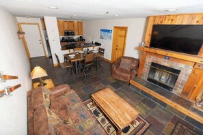 Een smart-tv, een open haard en een kantoor