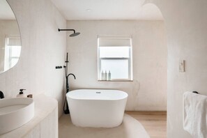 Ensemble douche/baignoire, sĂšche-cheveux, serviettes fournies, savon