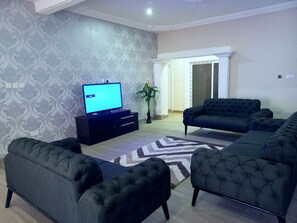 Smart TV - 4 bedroom furnished Entire residential home (Tema)