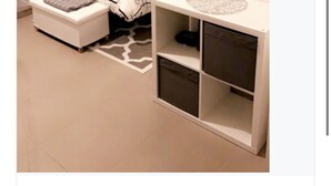 A bedroom with a bed, a bedside table, a small seating area, and a storage unit. - STUDIO hyper-centre/Lyon- Eurexpo/ Parc OL (Décines-Charpieu)