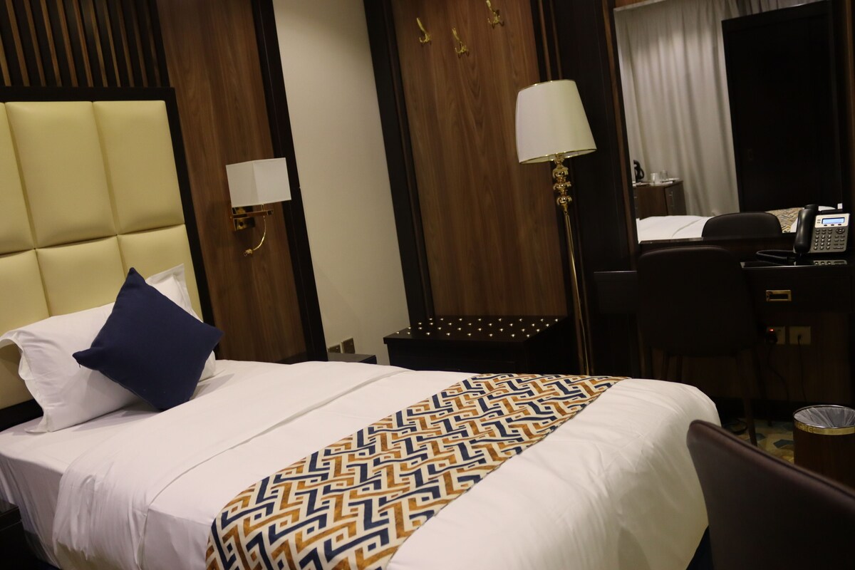 Budget Single Room | In-room safe, desk, blackout drapes, iron/ironing board (on request)