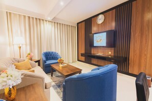 55-inch Smart TV with satellite channels, TV - Golden Ship Hotel (Riyadh)