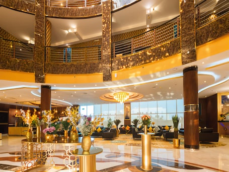 Sala de estar en el lobby. Golden Ship Hotel