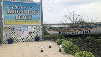 Perto da praia, espreguiçadeiras