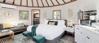Breathtaking Treehouse Yurt! King Bed and Spa!