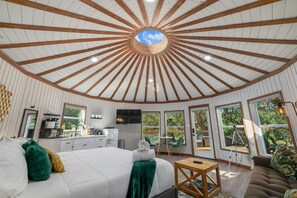 1 soveværelse, senge med madrasser af memory foam, strygejern/strygebræt