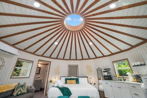 Breathtaking Treehouse Yurt! King Bed and Spa!