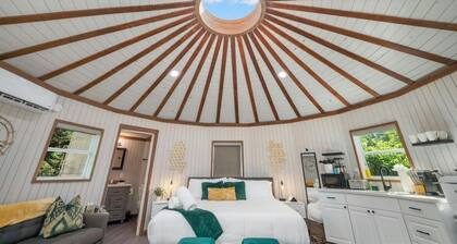 Breathtaking Treehouse Yurt! King Bed and Spa!