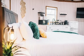 Memory foam beds, desk, WiFi, bed sheets - Breathtaking Treehouse Yurt! King Bed and Spa! (Dripping Springs)