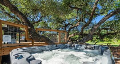 Breathtaking Treehouse Yurt! King Bed and Spa!