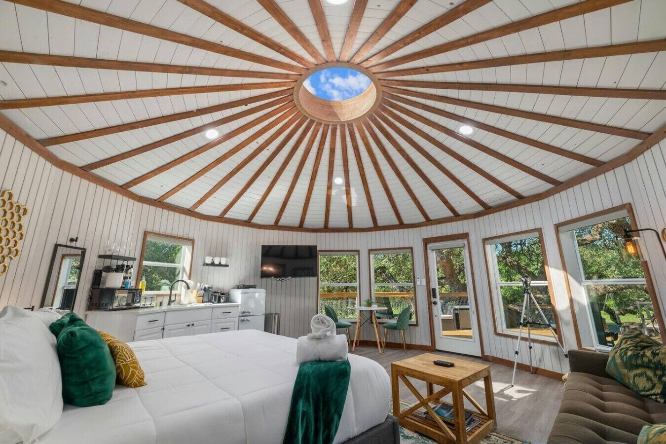 Bedden met traagschuimmatrassen, een bureau, wifi, beddengoed