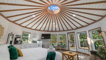 Bedden met traagschuimmatrassen, een bureau, wifi, beddengoed