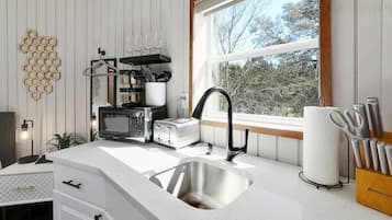 KĂŒhlschrank, Mikrowelle, Wasserkocher mit Kaffee-/Teezubehör, Toaster